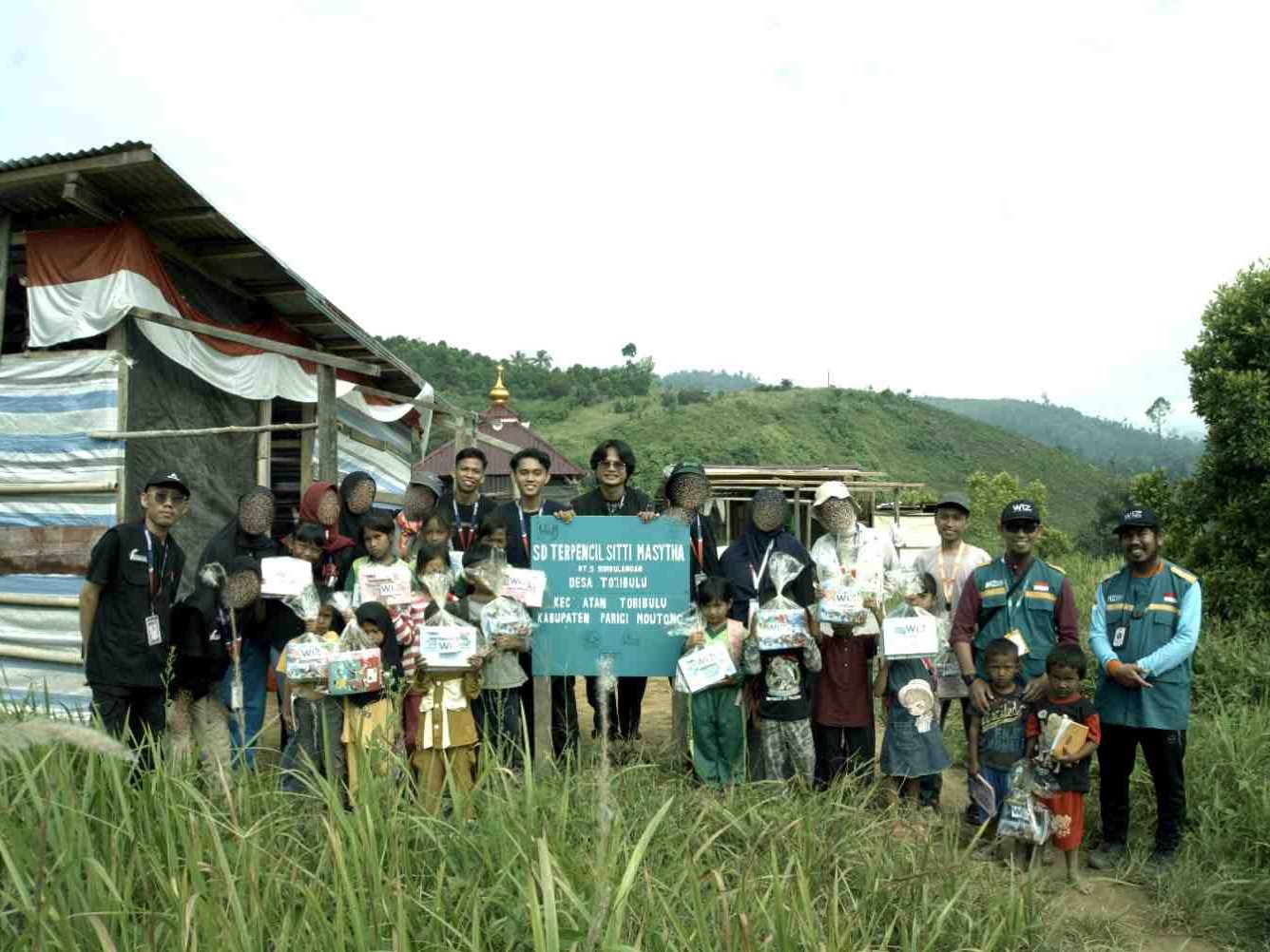 WIZ Parigi Salurkan Paket Alat Tulis untuk Anak Pedalaman Sirombiu