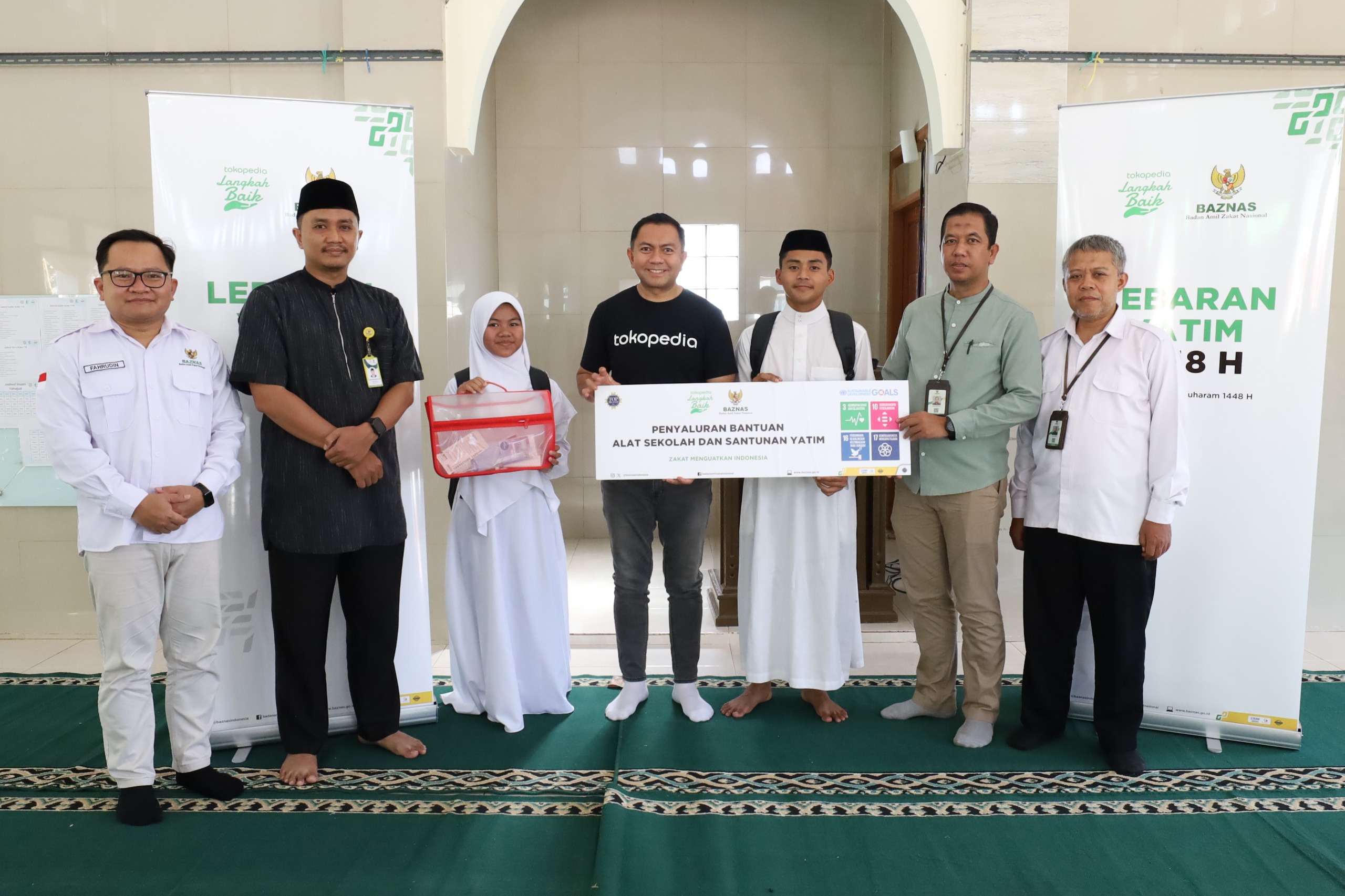 BAZNAS RI dan Tokopedia Salurkan Bantuan Lebaran Yatim di Sekolah Cendekia BAZNAS - (Ada 5 foto)