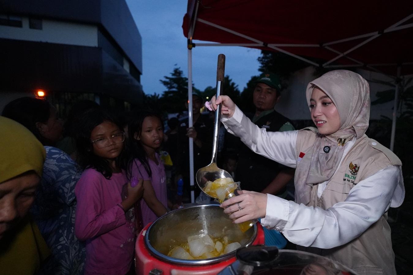 BAZNAS Gandeng Nabilah Ayu Sebar Hidangan Berkah Ramadhan untuk Korban Banjir di Pengadegan - (Ada 0 foto)